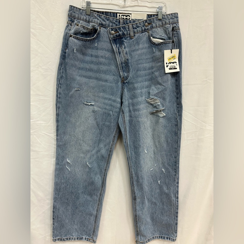Light Wash Straight Leg Womens Jeans - Picture 5 of 12